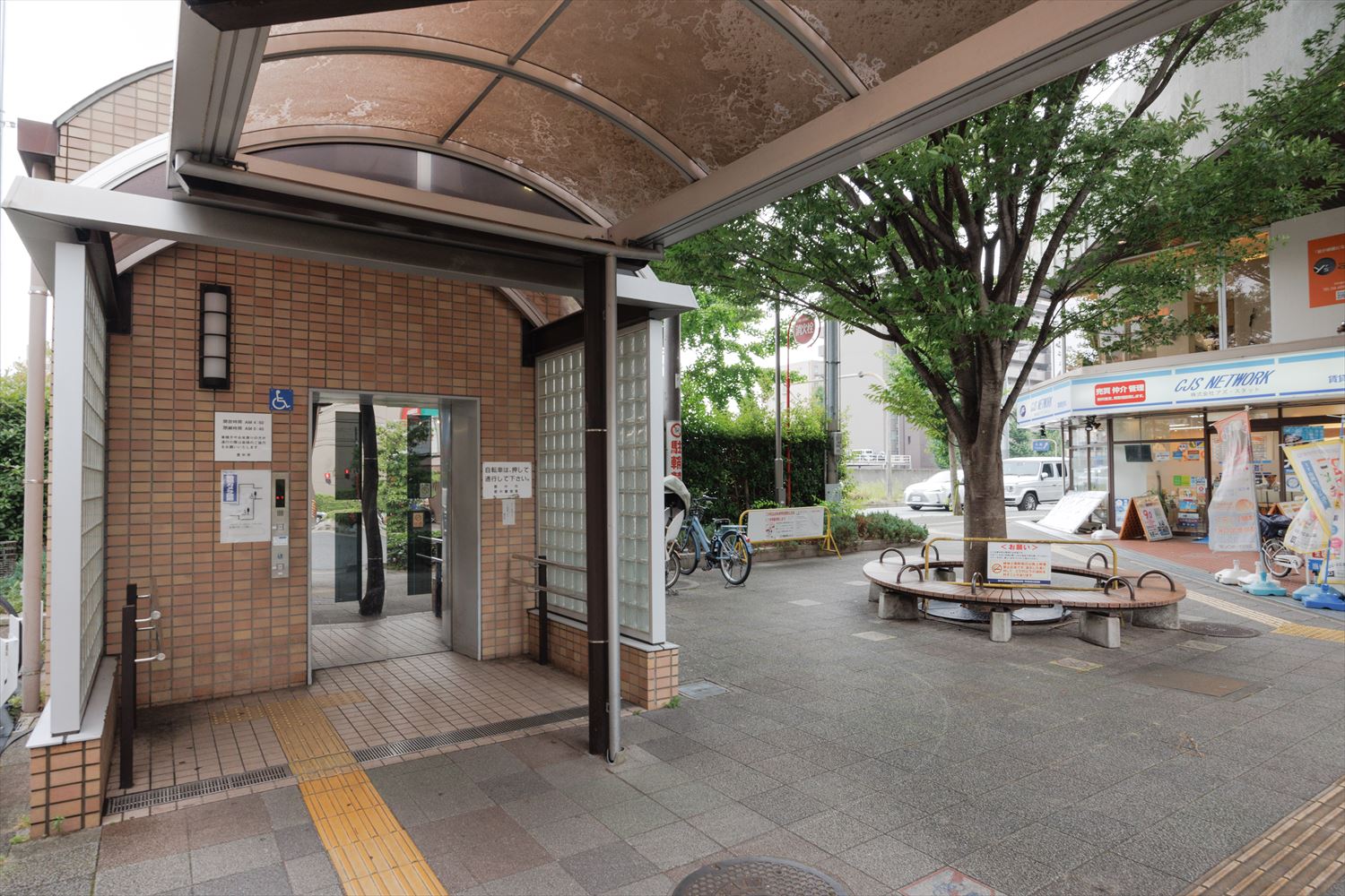 南出口西側のエレベーターから地上へ上がります