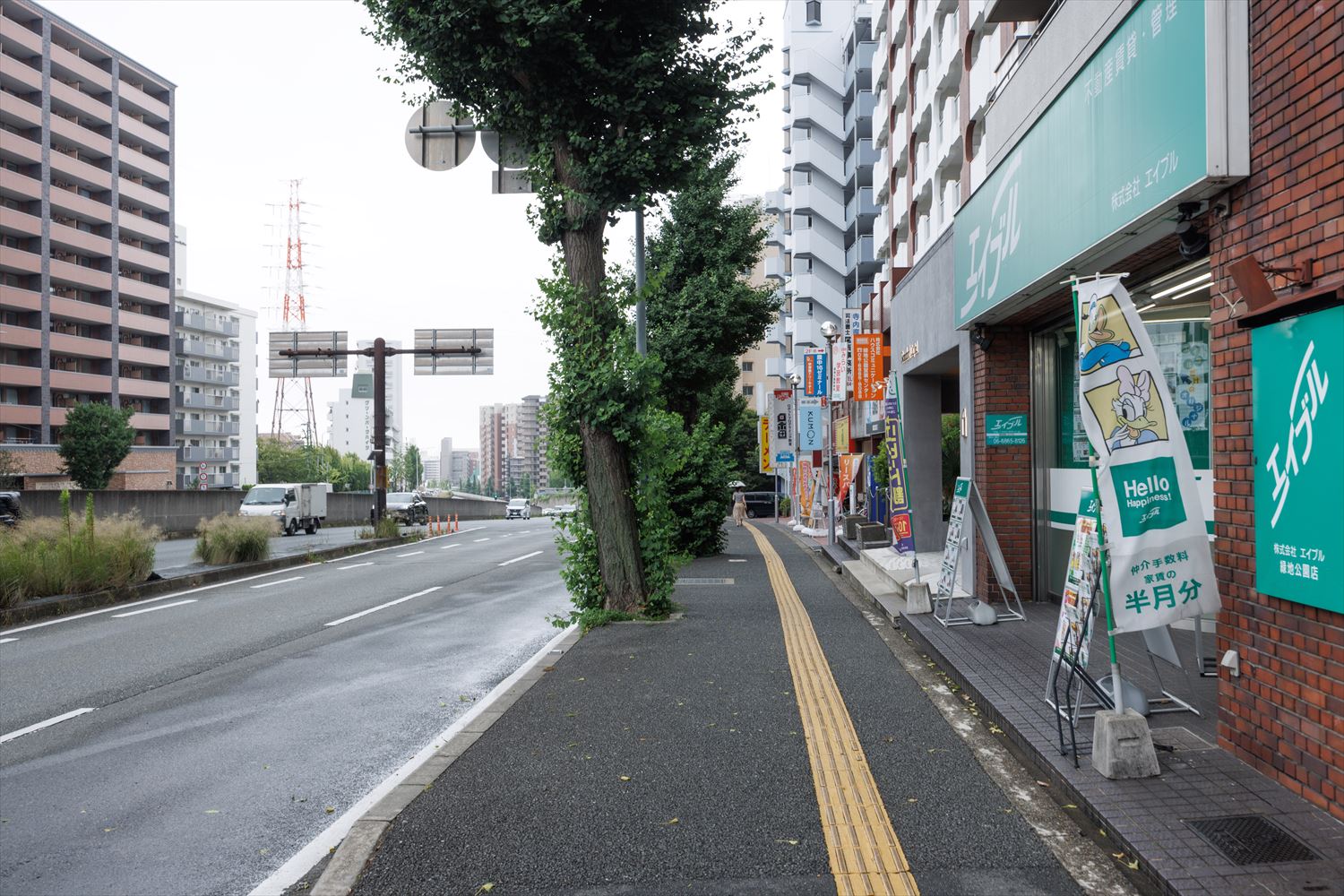 お店を右手にどんどん進みます