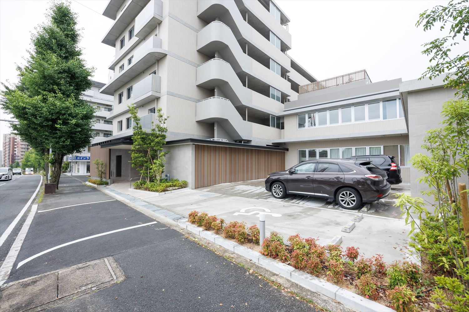 こちらのマンションの中にございます