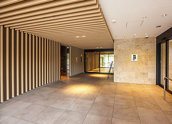 このまま奥の自動ドアへお進みください